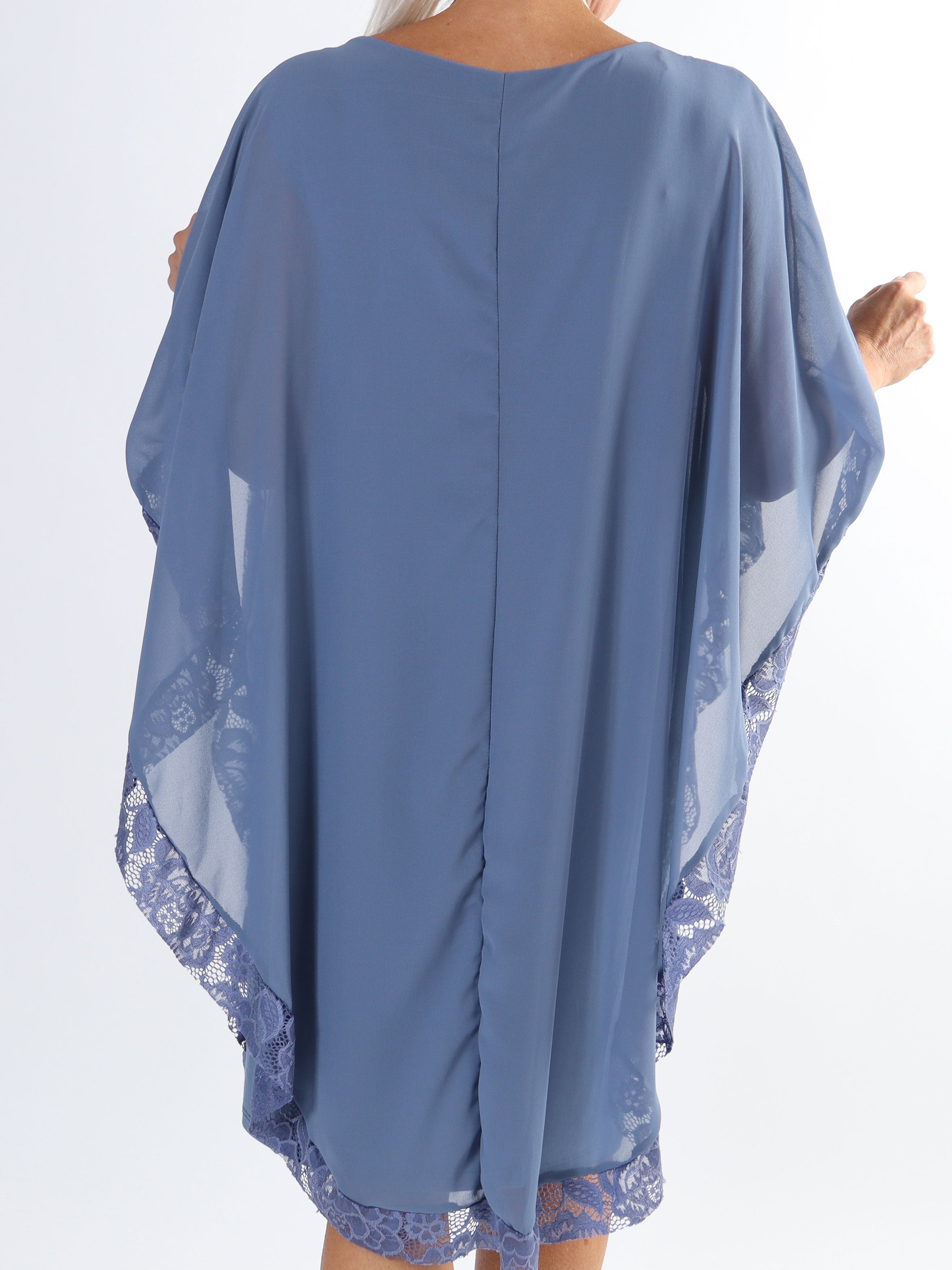 Kenya Edge - Plus size tunikaklänning med chiffonglager och spetskant